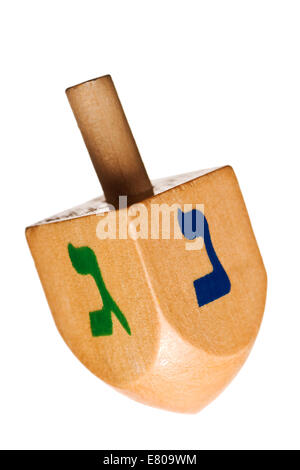 Hanukkah dreidel, isolato su sfondo bianco. Foto Stock