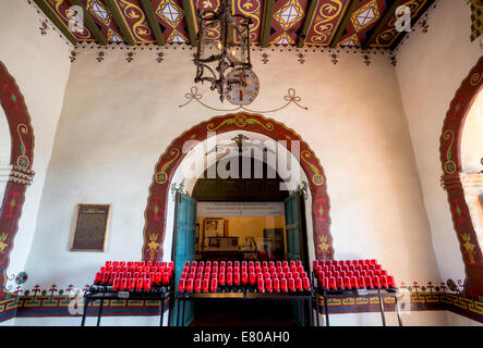 Altare, Padre Serras cappella, la Missione di San Juan Capistrano, la città di San Juan Capistrano, Orange County, California Foto Stock