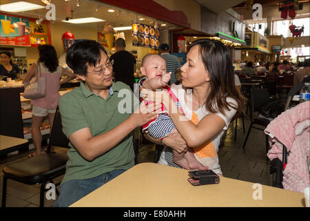 Vietnamese-Americans, madre, padre, baby, figlia, Asian Garden Mall, City of Westminster, Orange County, California Foto Stock