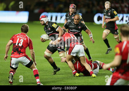 Oxford, Regno Unito. 26 Sep, 2014. Aviva Premiership. Sione Kalamafoni evade le attenzioni di Tom può e Ricky Reeves durante la London Welsh versus Gloucester Rugby. Credito: Azione Sport Plus/Alamy Live News Foto Stock