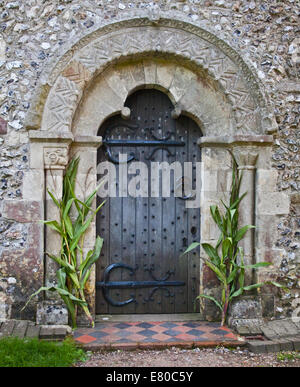 Vecchia porta di legno, St Swithuns Chiesa, Nately Scures, Hampshire, Inghilterra Foto Stock