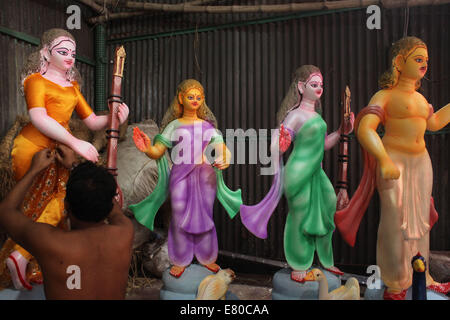 Dacca in Bangladesh. Il 27 settembre, 2014. Creatori di scultura del Bangladesh sono occupato con il tocco finale per la realizzazione della scultura del dio indù e Dee come il più grande festival del credente indù chiamato Durga Puja. Annuale di cinque giorni di festival indù adora la dea Durga, che simboleggia la potenza e la vittoria del bene sul male nella mitologia induista. © Zakir Hossain Chowdhury/ZUMA filo/Alamy Live News Foto Stock