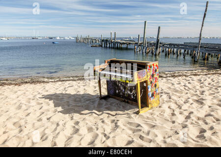 A PROVINCETOWN-14 settembre: vecchio pianoforte dipinta sulla spiaggia in a Provincetown in Cape Cod , Massachusetts, STATI UNITI D'America il 14 settembre 2014. Foto Stock