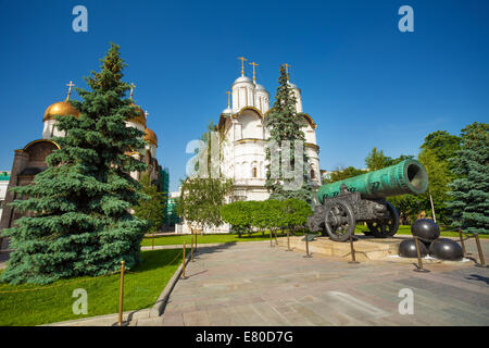 Tsar Cannon vista nella parte anteriore del Patriarca's Palace Foto Stock