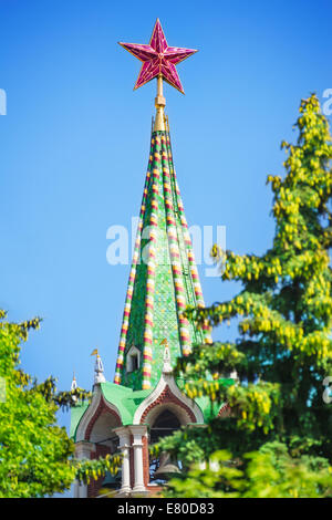 Ruby star sul tetto della torre Spassky in estate Foto Stock