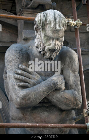 Sculture dal XVI secolo sulla facciata di un edificio in Milano Foto Stock