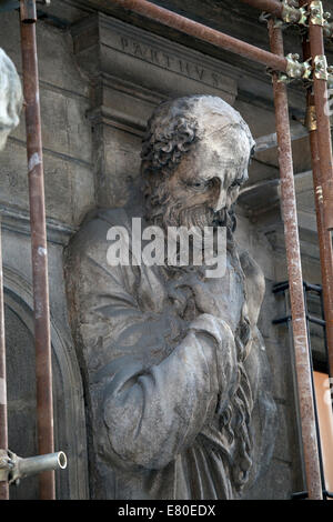 Sculture dal XVI secolo sulla facciata di un edificio in Milano Foto Stock