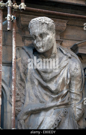 Sculture dal XVI secolo sulla facciata di un edificio in Milano Foto Stock