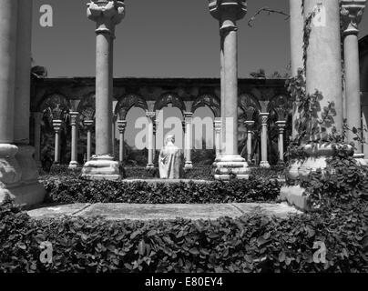 Una statua, gli archi e le colonne di un chiostro in Bahamas Foto Stock