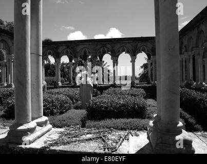 Immagine in bianco e nero di un solitario statua femminile in un chiostro in Bahamas. Foto Stock