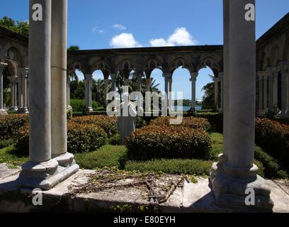 Lone statua femminile in un chiostro Foto Stock