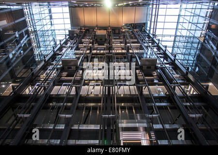 Gli ascensori di nuova costruzione 10 Brock Street nel Regent's Place, Londra, Inghilterra Foto Stock