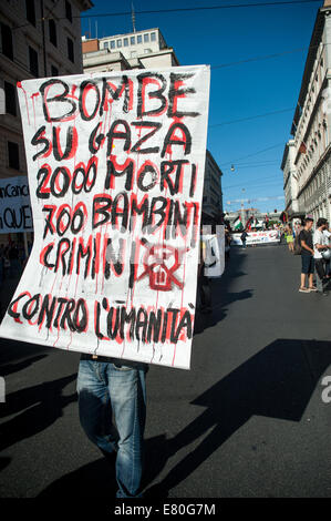 Italia, Roma 27 Settembre Pro-Palestinian dimostranti marzo attraverso il centro di Roma, 27 settembre 2014. Protestano contro Israele assalto militare sui palestinesi nella striscia di Gaza. Scontri tra Israele e Hamas ha ucciso almeno 1.900 palestinesi e 67 persone sul lato israeliano, quasi tutti i soldier. Credito: Andrea falletta/Alamy Live News Foto Stock