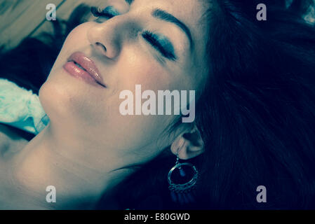 Felice cerca donna Foto Stock