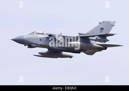 Il Tornado GR4T aerei operati da 2 squadrone della RAF arrampicata fuori dopo il decollo dalla RAF Fairford, UK. Foto Stock