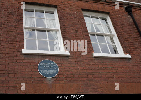 Casa di Charles Dickens Birthplace con il segno sul muro in mattoni con finestre in Portsmouth Foto Stock