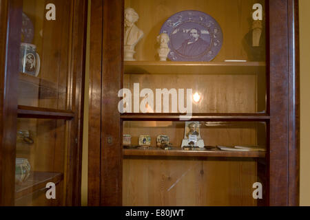 Cabinet in legno con vetro anteriore memorabilia di alloggiamento in Charles Dickens Birthplace Museum Foto Stock