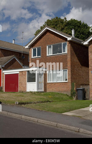 Anni Settanta villetta nella Wickham vicino Tadley Hampshire con finestre a doppi vetri, portico antistante e garage singolo Foto Stock