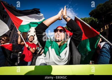 Dimostranti Pro-Palestinian gridare slogan durante una manifestazione a Roma per denunciare Israele per la campagna militare a Gaza e a manifestare il loro sostegno al popolo palestinese. Migliaia di persone a Roma hanno aderito per esprimere la loro protesta contro Israele dell operazione militare a Gaza e alla domanda "giustizia e libertà" per la Palestina. Credito: Giuseppe Ciccia/Pacific Press/Alamy Live News Foto Stock