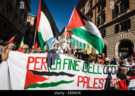 Manifestanti onda bandiere palestinese nel corso di una manifestazione a Roma per denunciare Israele per la campagna militare a Gaza e a manifestare il loro sostegno al popolo palestinese. Migliaia di persone a Roma hanno aderito per esprimere la loro protesta contro Israele dell operazione militare a Gaza e alla domanda "giustizia e libertà" per la Palestina. Credito: Giuseppe Ciccia/Pacific Press/Alamy Live News Foto Stock