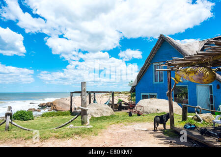 Tipiche case vivacemente colorate sulla pittoresca spiaggia di Punta del Diablo, popolare località turistica in Uruguay Foto Stock