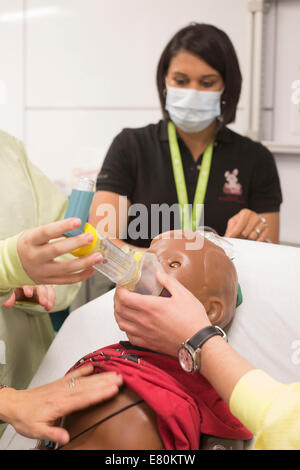 Calgary, Alberta, Canada, 27 settembre, 2014. Porte aperte YYC permette al pubblico di partecipare a una dimostrazione pratica su una simulazione di emergenza medica utilizzando un sistema computerizzato manichino pediatrico nel nuovo centro KidSIM all'Alberta ospedale per bambini con il Dottor Shirmee Doshi. La struttura all'avanguardia, la più grande simulazione pediatrica centro in Canada, fornisce i medici e le famiglie dei pazienti con la simulazione di una esperienza clinica quanto più vicino possibile a situazioni della vita reale. Foto Stock