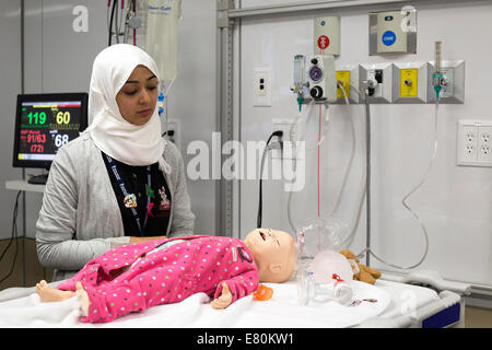 Calgary, Alberta, Canada, 27 settembre, 2014. Il dottor Amani Azizalrahman dimostra l'uso di un sistema computerizzato manichino pediatrico nel nuovo centro KidSIM all'Alberta ospedale per bambini durante le porte aperte YYC. La struttura all'avanguardia, la più grande simulazione pediatrica centro in Canada, fornisce i medici e le famiglie dei pazienti con la simulazione di una esperienza clinica quanto più vicino possibile a situazioni della vita reale. Foto Stock