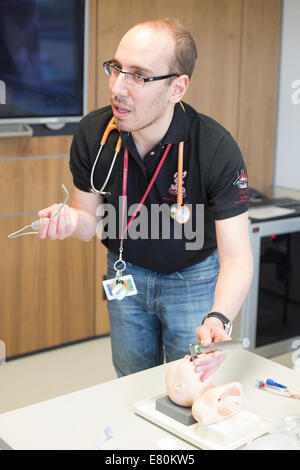 Calgary, Alberta, Canada, 27 settembre, 2014. Il dott. Michael Assaad dimostra l'intubazione computerizzata manichino pediatrico nel nuovo centro KidSIM all'Alberta ospedale per bambini durante le porte aperte YYC. La struttura all'avanguardia, la più grande simulazione pediatrica centro in Canada, fornisce i medici e le famiglie dei pazienti con la simulazione di una esperienza clinica quanto più vicino possibile a situazioni della vita reale. Foto Stock