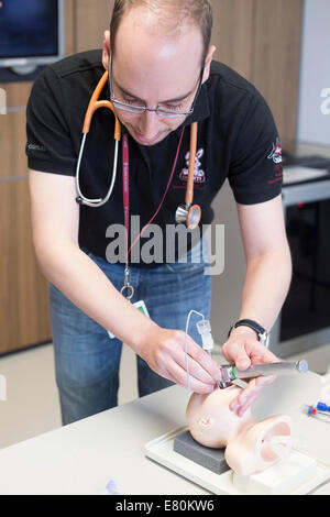 Calgary, Alberta, Canada, 27 settembre, 2014. Il dott. Michael Assaad dimostra l'intubazione computerizzata manichino pediatrico nel nuovo centro KidSIM all'Alberta ospedale per bambini durante le porte aperte YYC. La struttura all'avanguardia, la più grande simulazione pediatrica centro in Canada, fornisce i medici e le famiglie dei pazienti con la simulazione di una esperienza clinica quanto più vicino possibile a situazioni della vita reale. Foto Stock