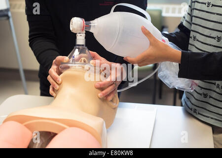 Calgary, Alberta, Canada, 27 settembre, 2014. Porte aperte YYC permette al pubblico di partecipare a una dimostrazione pratica su una simulazione di emergenza medica utilizzando un sistema computerizzato manichino pediatrico nel nuovo centro KidSIM all'Alberta ospedale per bambini. La struttura all'avanguardia, la più grande simulazione pediatrica centro in Canada, fornisce i medici e le famiglie dei pazienti con la simulazione di una esperienza clinica quanto più vicino possibile a situazioni della vita reale. Foto Stock