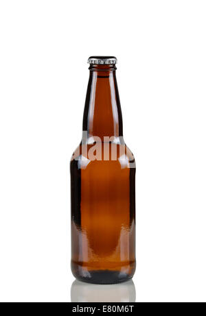 Primo piano immagine verticale di un unico colore marrone non aperti bottiglia di birra su bianco con la riflessione Foto Stock