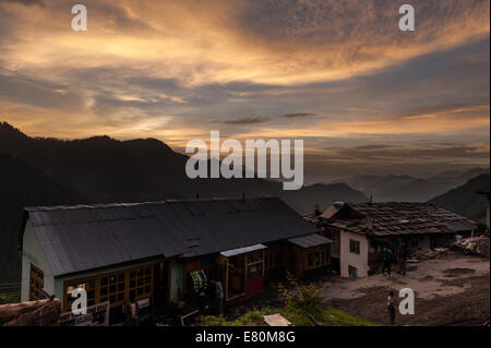 Tramonto in Himalaya vicino Sohja, Himachal Pradesh India Foto Stock