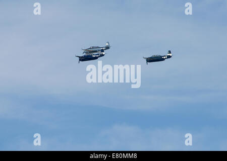 Vendicatori volare in formazione con i veterani a bordo Foto Stock