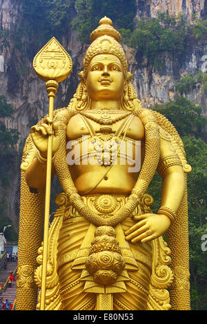 Gigantesca statua dorata del dio Murugan all'ingresso delle Grotte Batu, un indù santuario di Kuala Lumpur in Malesia Foto Stock