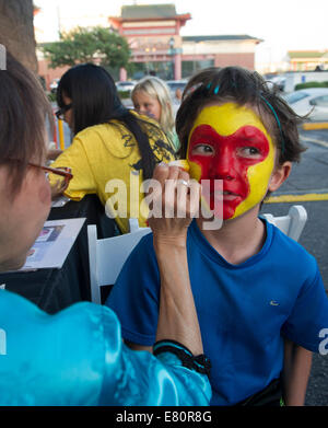 Los Angeles, Stati Uniti d'America. Il 27 settembre, 2014. Un bambino diventa un Opera di Pechino il trucco per il viso durante le celebrazioni a Los Angeles sett. 27, 2014. Il giorno dell'Istituto Confucio è stato celebrato in tutto il mondo il 7 settembre 27, che segna il decimo anniversario della fondazione di Istituti Confucio. © Yang Lei/Xinhua/Alamy Live News Foto Stock