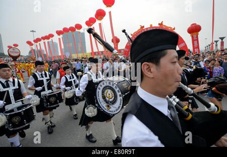 Jishou, provincia cinese di Hunan. 28 Sep, 2014. Attori da cinese di Hong Kong eseguire in una parata al 2014 Jishou International Drum Festival in città Jishou, centrale provincia cinese di Hunan, Sett. 28, 2014. Credito: Bai Yu/Xinhua/Alamy Live News Foto Stock