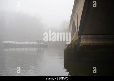 Nebbia sul Tamigi Foto Stock