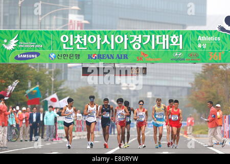 Incheon, Corea del Sud. 28 Sep, 2014. Avviare l'Atletica : uomini 20km di corsa a piedi a gara a piedi corso durante il 2014 Incheon giochi asiatici in Incheon, Corea del Sud . Credito: AFLO SPORT/Alamy Live News Foto Stock