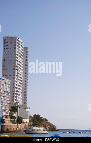 Traghetti e imbarcazioni ancorata di fronte alla spiaggia Foto Stock