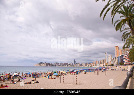 BENIDORM, Spagna - 13 Settembre 2013: spiaggia Poniente di Benidorm. Benidorm è una delle principali destinazioni nel Mediterraneo Foto Stock