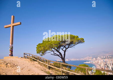 Benidorm visto dalla croce nella parte superiore del Rincon de Loix Foto Stock