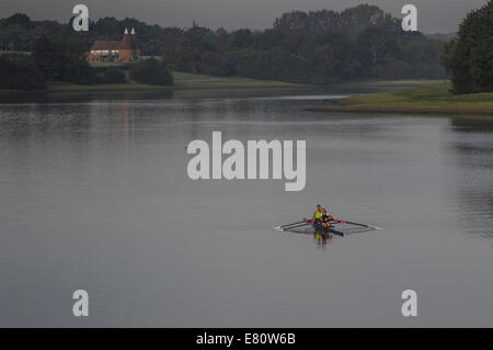 Ticehurst, East Sussex, Regno Unito. Il 28 settembre 2014.Early Morning mist sorge su Bewl acqua. I rematori di iniziare presto. David Burr/Alamy Live News. Foto Stock