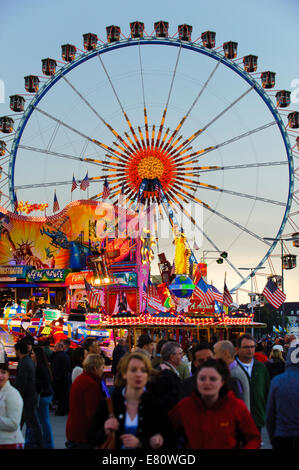 L'Oktoberfest a Monaco di Baviera è la più grande festa della birra del mondo. I visitatori hanno molto divertente con grandi giostre. Foto Stock