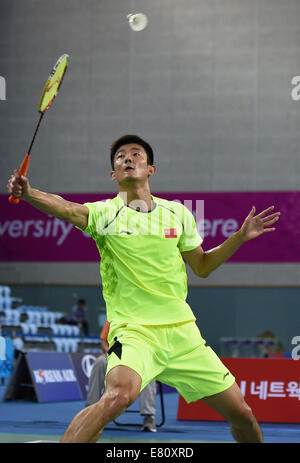 Incheon, Corea del Sud. 28 Sep, 2014. Chen a lungo della Cina restituisce il volano durante gli uomini singoli semifinale partita di Badminton contro Wei Nan di cinese di Hong Kong al XVII Giochi Asiatici in Incheon, Corea del Sud, Sett. 28, 2014. Chen Long ha vinto 2-0. Credito: Voi Pingfan/Xinhua/Alamy Live News Foto Stock