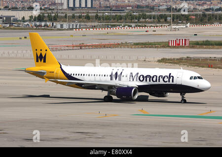 La Monarch Airlines Airbus A320 all'aeroporto di Barcellona Foto Stock