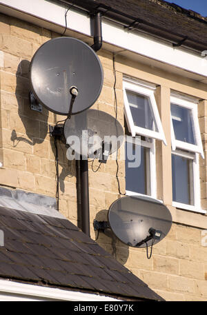 Chiudere fino a tre antenne paraboliche per la ricezione satellitare. Foto Stock