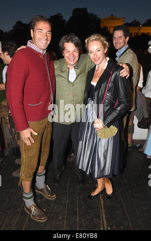 L'editor-in-chief di 'Madame', Petra inverno, e suo marito Wolfram (L) posano con il ristoratore Michael della Kaefer al 'della Kaefer tenda" al Oktoberfest 2014 a Monaco di Baviera, Germania, il 28 settembre 2014. La più grande fiera al mondo corre fino al 05 ottobre 2014. Foto: FELIX HOERHAGER/dpa Foto Stock