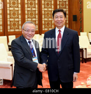 Pechino, Cina. 28 Sep, 2014. Chinese Vice Presidente Li Yuanchao (R) un incontro con una delegazione composta da Hong Kong e Macao membri della Associazione Cinese di Hong Kong e Macao studi a Pechino, capitale della Cina, Sett. 28, 2014. Credito: Zhang Duo/Xinhua/Alamy Live News Foto Stock