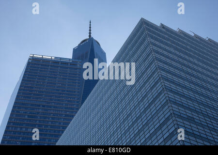 Parte superiore della torre di libertà si è visto in precedenza altri grattacieli circostanti del nuovo World Trade Center Foto Stock