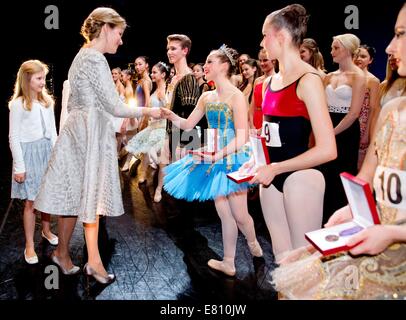 Anversa, Belgio. Il 27 settembre, 2014. Regina Mathilde e la Principessa Elisabetta del Belgio visita il Genee balletto internazionale della concorrenza a opera di Anversa, Belgio, 27 settembre 2014. Foto: Patrick van Katwijk/dpa/Alamy Live News Foto Stock